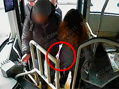 接个电话匆忙下车 30万现金遗落公交