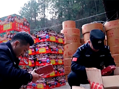 非法储存烟花爆竹 警方现场查获210多件