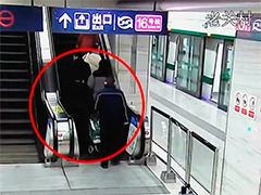 老人扶梯摔倒 辅警3秒赶到按停