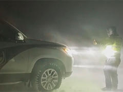 西藏阿里 降雪致5车15人被困 多方联动成功救援