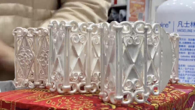 白银价格持续上涨 银币银条销售火爆