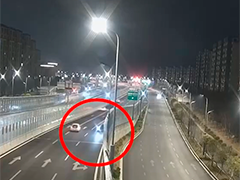 江苏扬州 酒驾后为逃避检查 男子逆向驶入快速路