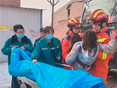 河南洛阳 8岁女孩不慎坠井 消防员成功营救