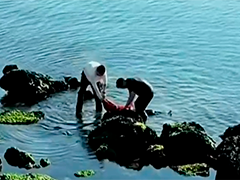 女子不慎落水 救援人员跳海救人