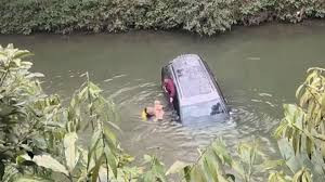 四川内江汽车坠河三人被困 警民联手施救