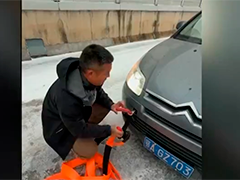 "拖车侠"3小时救援十余辆被困车辆