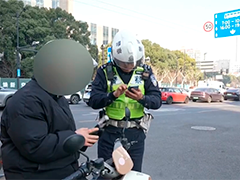 闯禁令闯红灯非法载客 非机动车交通违法亟待整治