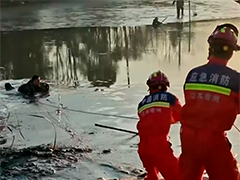 捕鱼不成反被困 消防火速驰援解危机