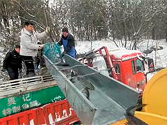 货车雪中侧翻 警民联手抢救7000斤活鱼