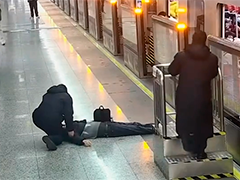 男子地铁车厢内晕倒呼吸停止 众人合力救助