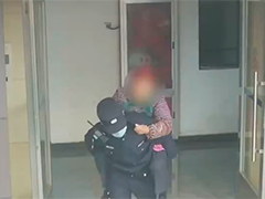 高层住宅突发火情 民警背九旬老人从10楼安全撤离