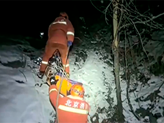 连续奋战44小时 消防冒雪救援15人