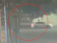 汽车深夜街头自燃 众人联手紧急灭火