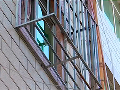 三岁女童被卡防盗窗 民警及时化险为夷