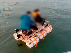 父子自制"水桶船"被困太湖 民警紧急搜寻