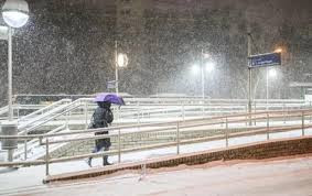 德国大范围雨雪天气造成交通混乱