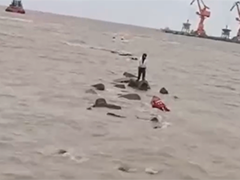 上海男子违规下海被困礁石 消防紧急营救