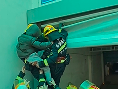 山西太原 车库卷帘门夹住男童 消防快速处置