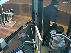 一年级男孩误上公交 众人联动火速寻亲