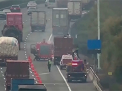 浙江 高速上货车起火 两过路司机出手相助