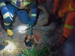 一男子不慎"陷"井 消防成功救援