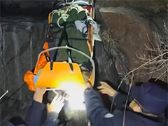 山东济宁 一家三口爬野山被困 多方合力成功救援