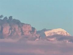 俄罗斯堪察加半岛希韦卢奇火山喷发