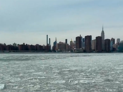 冬季风暴席卷美国 纽约东河出现浮冰