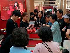 广东深圳 春节临近 马年元素和低克重金饰受追捧