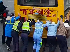 早高峰公交车抛锚 警民合力推车保畅