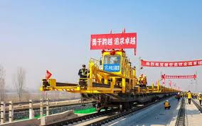 河北保定 雄忻高铁进入铺轨施工阶段