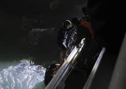 海南一货船倾覆致6人落水 4人已获救