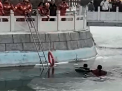 山西吕梁 两名儿童不慎坠湖 消防员紧急救援