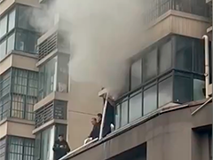 退伍警士火场勇冲锋 奋力救火护民安