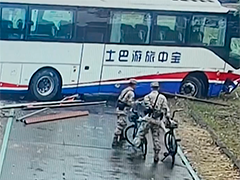 司机晕厥大巴冲进武警大院 战士合力救援