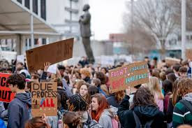 美国多地持续抗议联邦执法人员暴力执法
