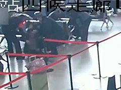 旅客突发疾病 众人紧急救助