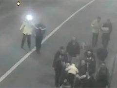 隧道里货车自燃 交警冲进浓烟救出98人