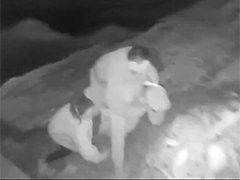 手脚并用"人梯"救援 民警黑夜从陡坡背出伤员