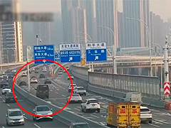 轮胎滚落二环线 交警5分钟清障解危局