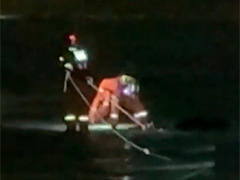 男子黄河冰面睡觉 消防救援脱险