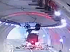 超高货车出事故 快递包裹散落一地