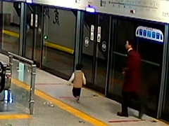 萌娃地鐵走失 警員化身奶爸幫找家