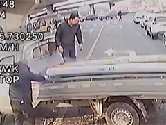 貨車車廂冒濃煙 公交司機(jī)及時(shí)救援