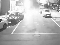 煙花"從天而降"!私家車深夜花了"臉"