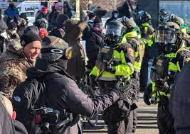 美執(zhí)法人員在明尼阿波利斯抓捕多名抗議者