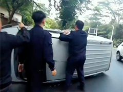 車輛側(cè)翻車主被困 警民聯(lián)手救援
