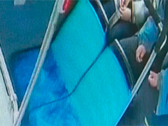 公交司機(jī)尋回外地游客遺落金手鏈