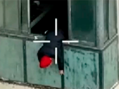 無錫阿婆倒掛六樓 好鄰居"助攻"民警救援