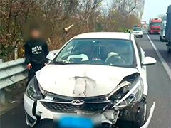 高速追尾司機(jī)相互"甩鍋" 監(jiān)控還原真相